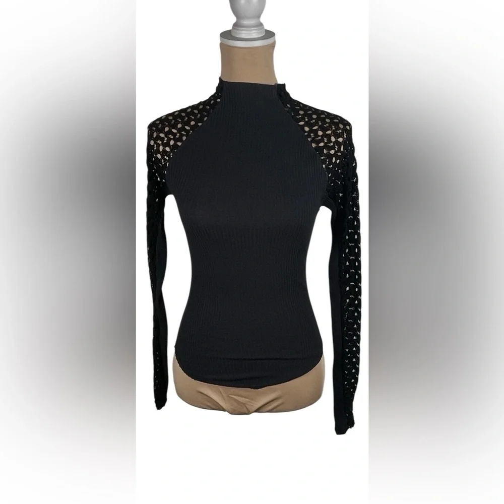 Free People Clemente Rib Knit Top‎ with Crochet Sleeves Size Small